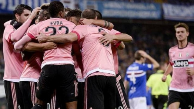 Mucchio di giocatori bianconeri in festa