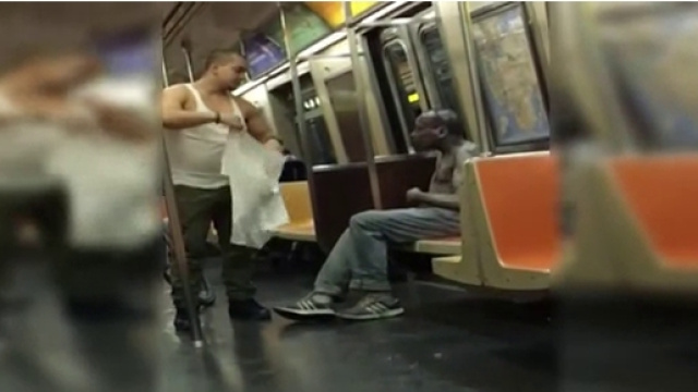 Solidariet&agrave; nella metro di NY, il video virale