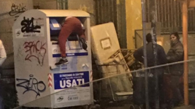 Un uomo nel cassonetto di abiti al Vomero