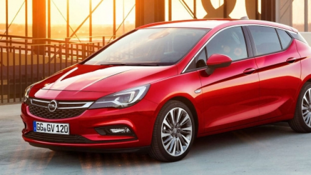 La nuova Opel Astra rossa fiammante
