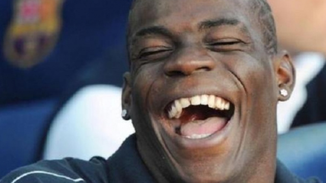 Mario Balotelli ride di gusto.