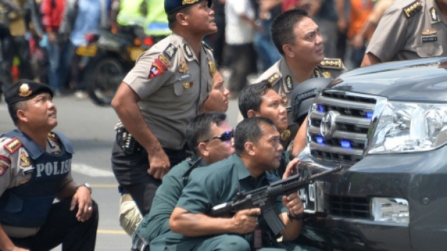 esplosioni a jakarta, almeno sette vittime