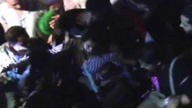 Fermo immagine di una molestia sessuale di gruppo