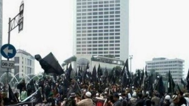 Giacarta tra morti e feriti dopo l'attentato