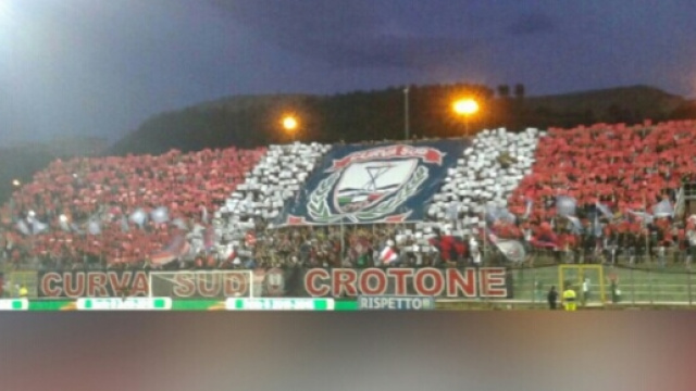 La torcida della curva sud del Crotone