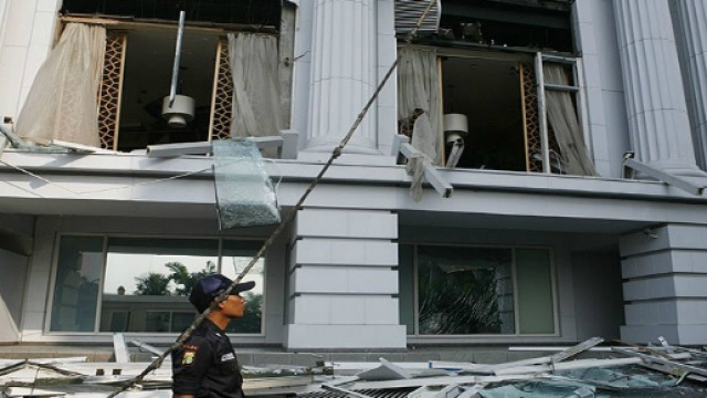 Palazzo smembrato dal kamikaze.