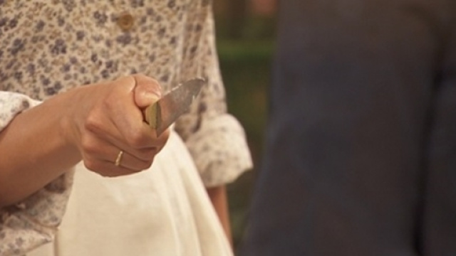 Francisca minacciata con un coltello da Mariana