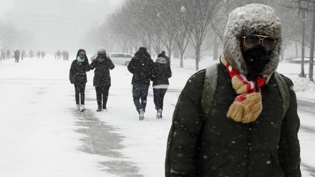 Pedoni che camminano in un freddo invernale