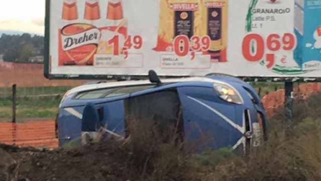 Auto della Polizia capovolta lungo la S.S. 106.