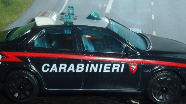 Uccide a coltellate amante della moglie