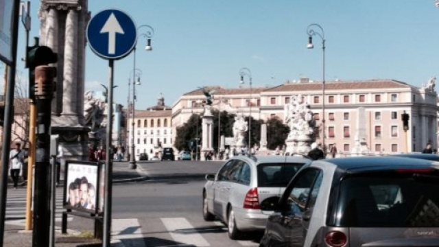 Un immagine che mostra una strada di Roma