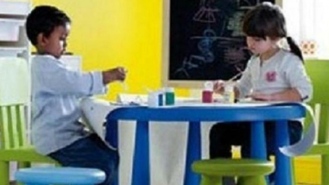 Alcuni bambini giocano con accessori Ikea