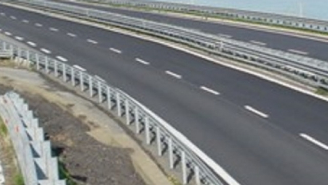 Strada Statale 106 Jonica: camion fuori strada