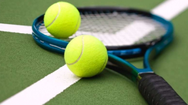 Una racchetta e due palline sul campo