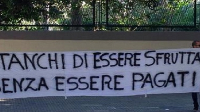 Uno striscione di protesta esposto dai supplenti