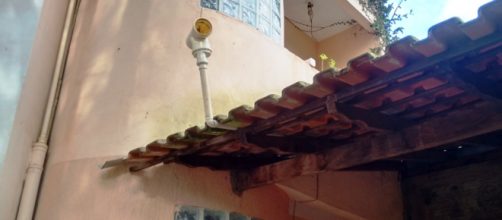 Um cotovelo, um T e um tubo de PVC.