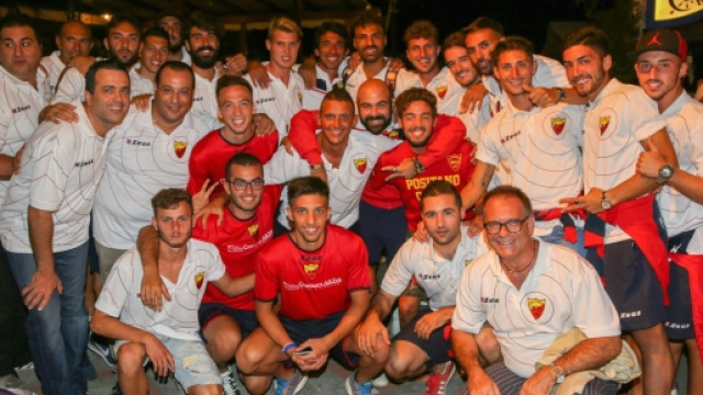 Nella foto Cecchi Paone con i ragazzi del Positano