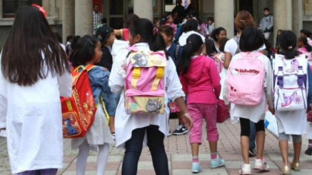 Bambini in attesa di entrare a scuola