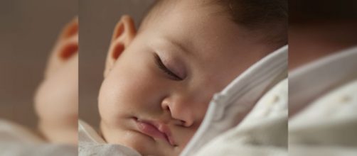 Beb&eacute; durmiendo en un calurosa noche de verano