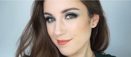 Mar&iacute;a en uno de sus tutoriales de maquillaje