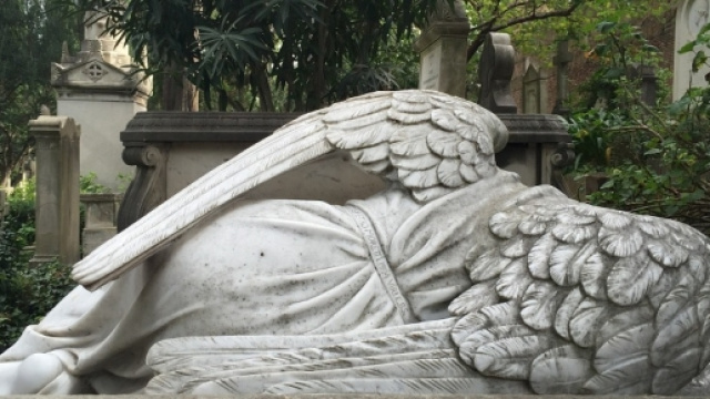 In segno di eterno riposo dell'angelo