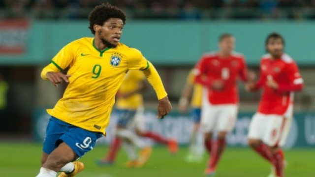 Luiz Adriano con la maglia del Brasile