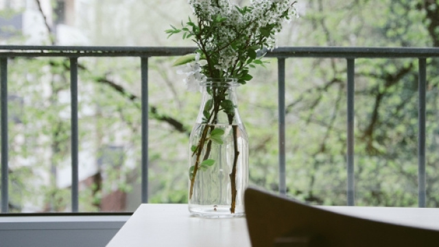 Donna lancia figlio di 1 anno dal balcone