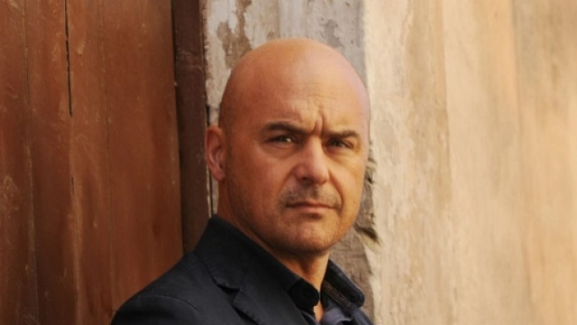 Zingaretti nei panni del commissario Montalbano