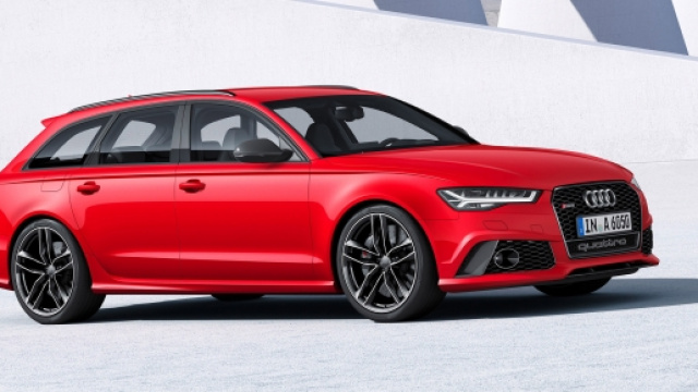 La nuova Audi Rs6 Avant rossa fiammante