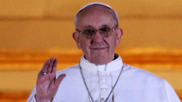 Papa Francesco ammonisce la platea.