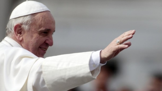 Senzatetto neo-mamma viene ospitata dal papa