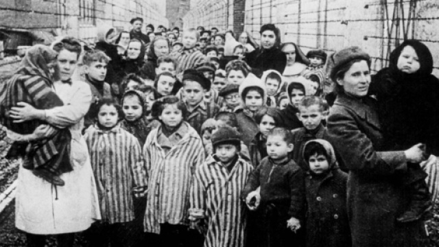 Deportati ebrei in un campo di concentramento.