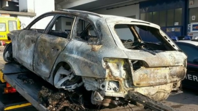 Audi gialla trovata in fiamme a Treviso