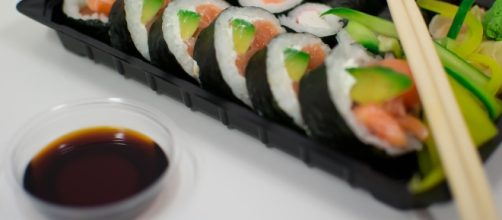 Sushi presentado en bandeja - Foto Galer&iacute;a Pixabay