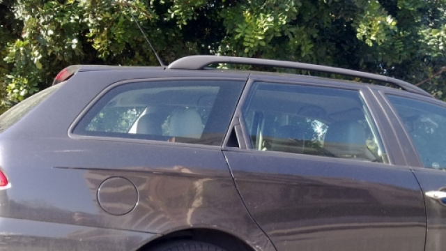 foto che ritrae auto graffiata
