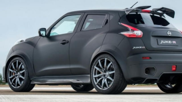 La nuova Nissan Juke-R 2.0 nera opaca