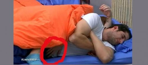 Sema tocando a Juli&aacute;n Contreras Junior.