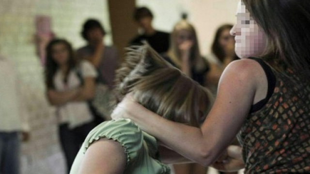 13enne picchiata da una rivale di 16 anni