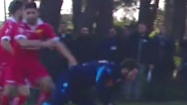 Nella foto lo scontro tra Esposito ed Higuain