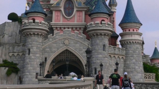 Uomo armato arrestato a Disneyland Paris