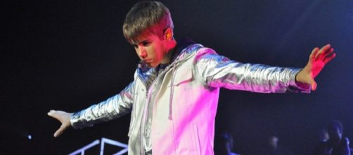 Bieber back in command in UK charts