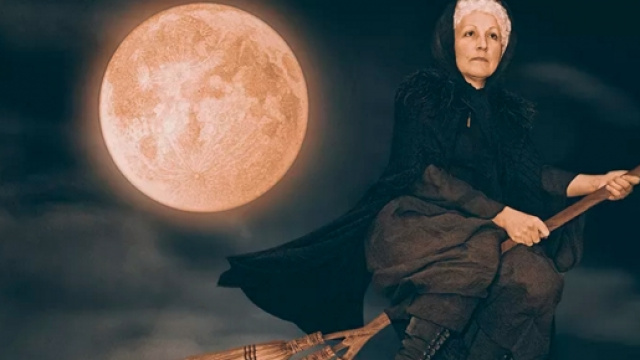Epifania 2016, una befana sulla scopa