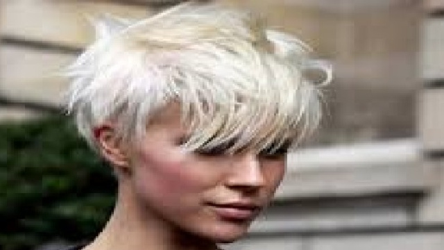 Moda capelli: liscio e scalato, inverno 2016