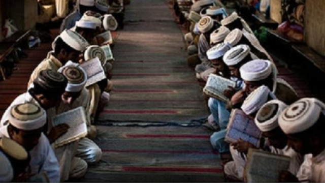 Musulmani assorti in preghiera