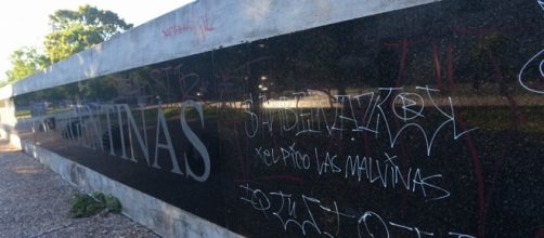 Imagen del cenotafio luego del escrache