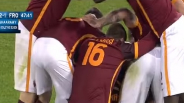 El Shaarawy festeggiato dai compagni di squadra