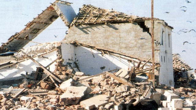 Edificio completamente distrutto dal terremoto.