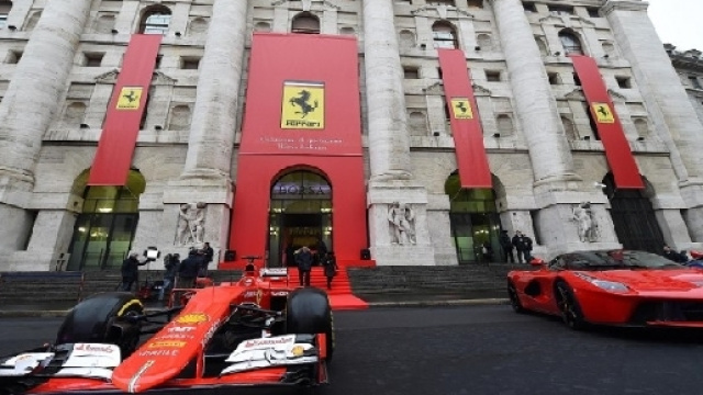 La sede di Borsa si &egrave; tinta di Rosso