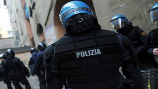 Fotografia di poliziotti pronti ad intervenire