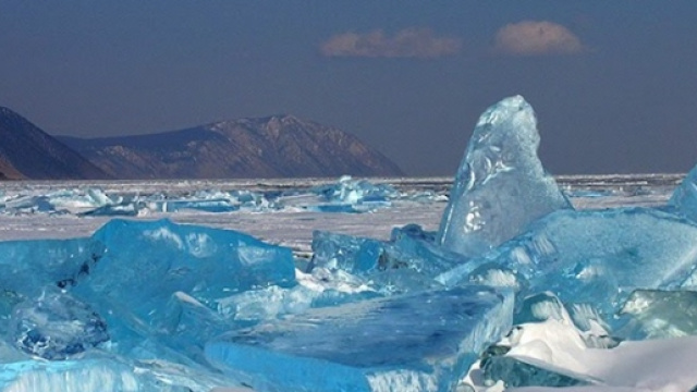 Il ghiaccio turchese del lago Baikal, Siberia.